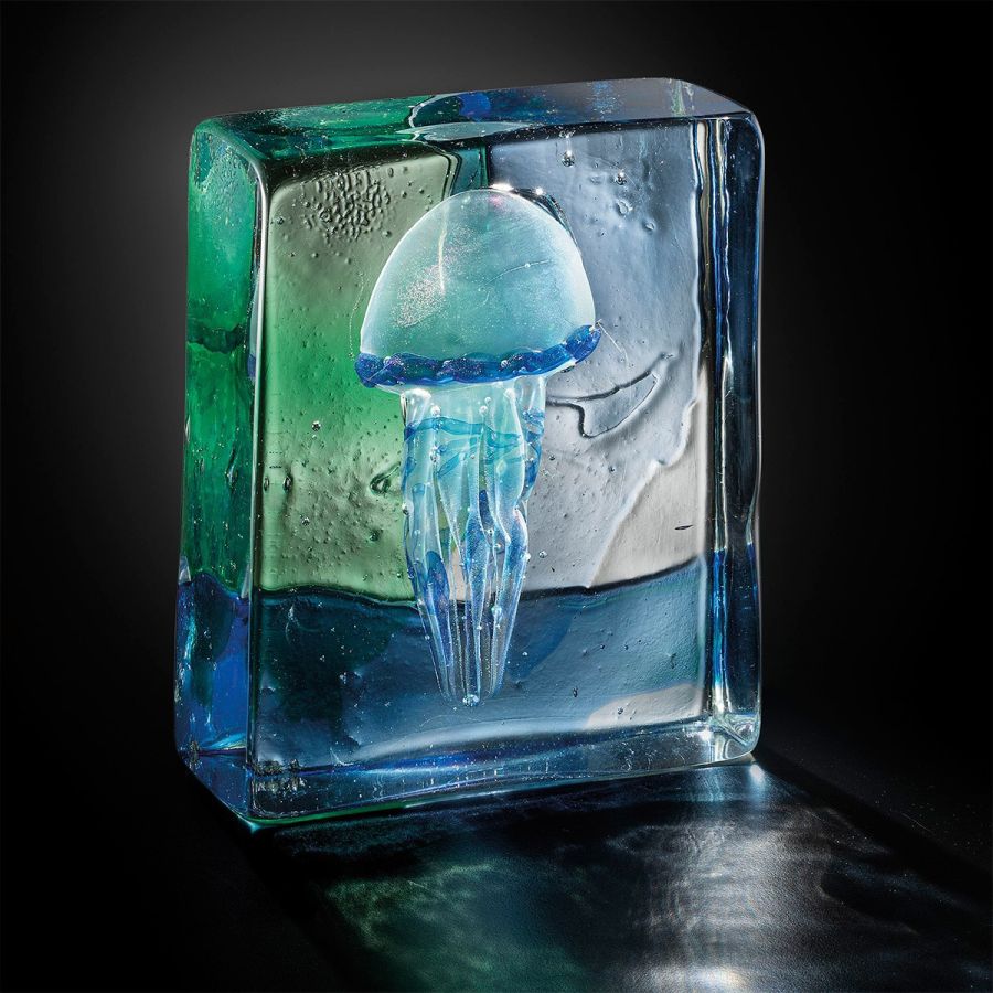Acuario con medusa azul
